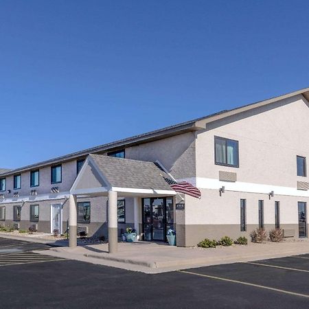 Super 8 By Wyndham Pratt Hotel Exterior photo