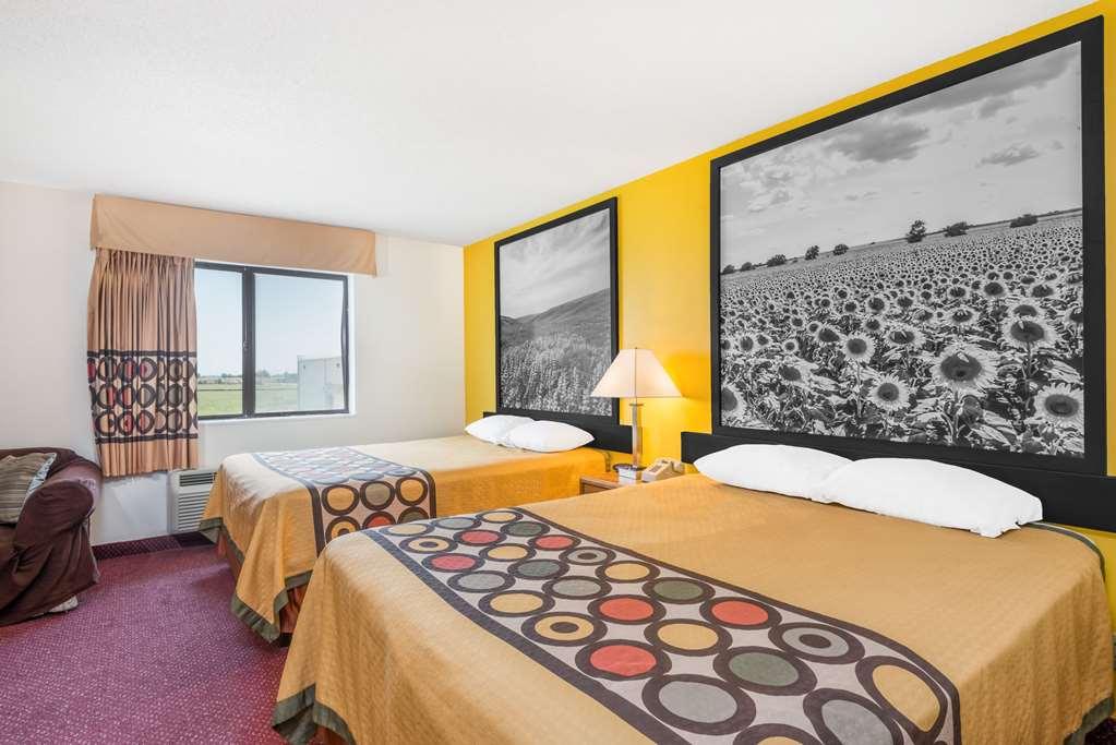Super 8 By Wyndham Pratt Hotel Room photo