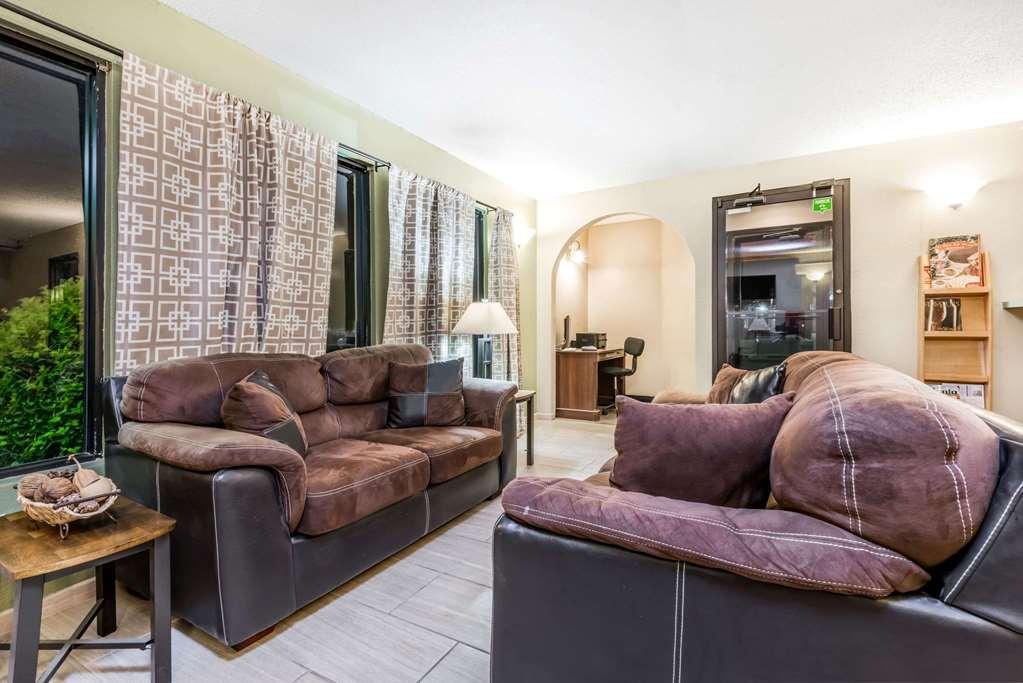 Super 8 By Wyndham Pratt Hotel Interior photo