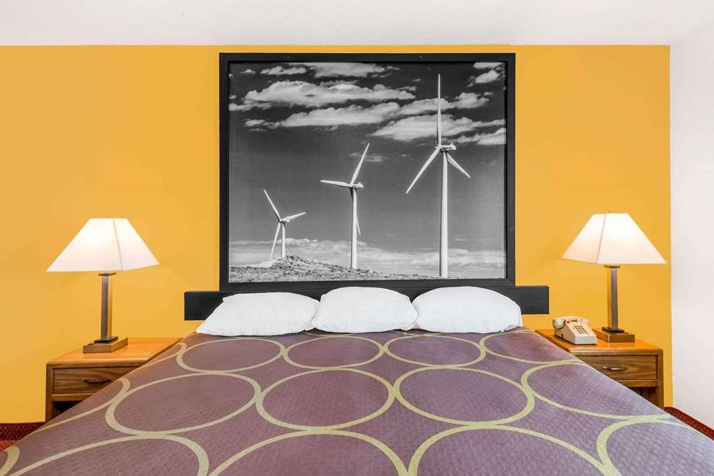 Super 8 By Wyndham Pratt Hotel Room photo