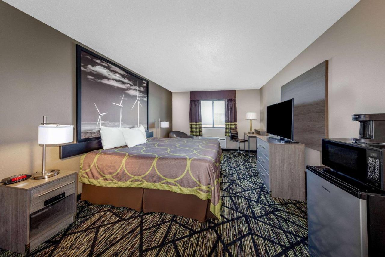 Super 8 By Wyndham Pratt Hotel Exterior photo