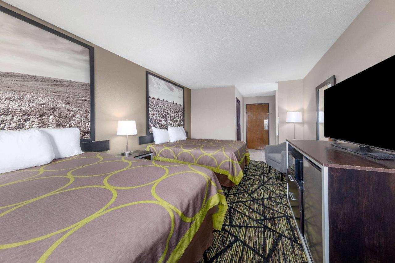 Super 8 By Wyndham Pratt Hotel Exterior photo