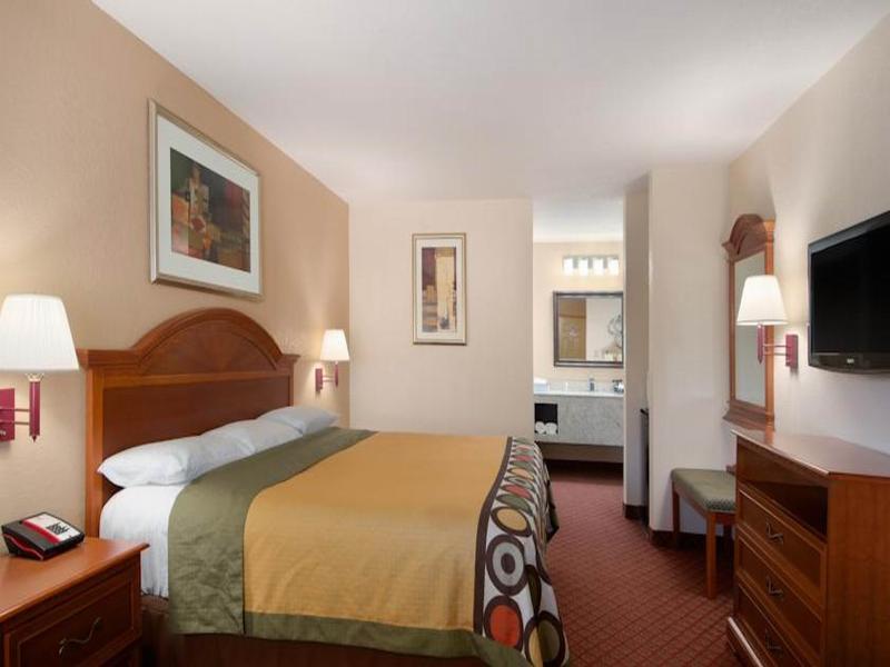 Super 8 By Wyndham Pratt Hotel Exterior photo